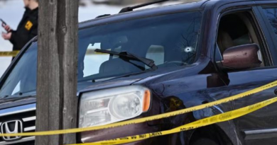 Um buraco de bala é visível no para-brisa do carro onde estava mulher morta por agentes do ICE, em 7 de janeiro de 2026, em Minneapolis — Foto: AP Photo/Tom Baker