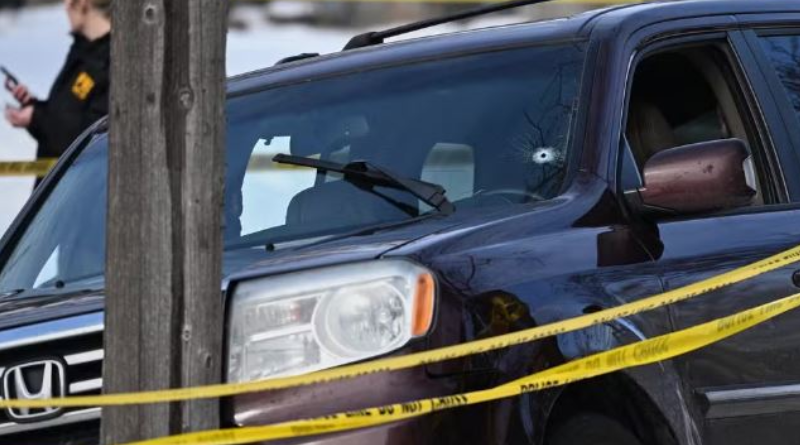 Um buraco de bala é visível no para-brisa do carro onde estava mulher morta por agentes do ICE, em 7 de janeiro de 2026, em Minneapolis — Foto: AP Photo/Tom Baker